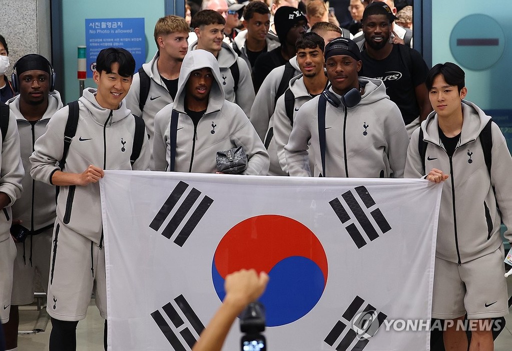 입국하는 토트넘 홋스퍼 선수들 (영종도=연합뉴스) 김도훈 기자 = 잉글랜드 프리미어리그 토트넘 홋스퍼 손흥민, 양민혁을 비롯한 선수들이 1일 인천국제공항 제1터미널을 통해 입국하고 있다.
토트넘은 오는 3일 오후 8시 서울 월드컵경기장에서 뉴캐슬 유나이티드와 친선전을 치른다. 2025.8.1 superdoo82@yna.co.kr