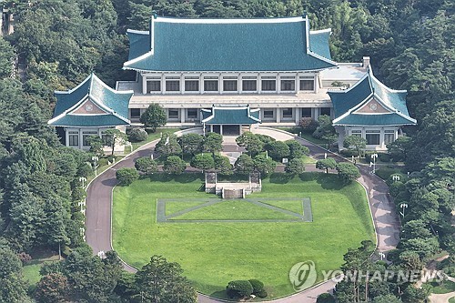 다시 청와대 시대 (서울=연합뉴스) 서대연 기자 = 이재명 대통령이 청와대 집무실 복귀를 예고한 가운데 30일 서울 종로구 청와대의 모습.
8월 1일부터 보안·안전 점검 등 준비작업을 위해 청와대 관람이 임시 중단된다. 2025.7.30
dwise@yna.co.kr (끝)
