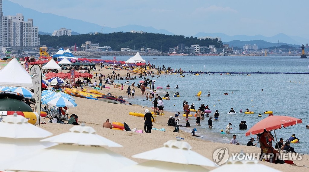 폐장일의 경포해수욕장 피서객 (강릉=연합뉴스) 유형재 기자 = 황금연휴 마지막 날인 17일 강원 강릉시 경포해수욕장에서 피서객들이 막바지 피서를 즐기고 있다.
경포를 비롯한 강원 동해안 6개 시군 가운데 24일 폐장하는 속초, 양양을 제외한 4개 시군 모든 해수욕장이 17일 폐장한다. 2025.8.17 yoo21@yna.co.kr
