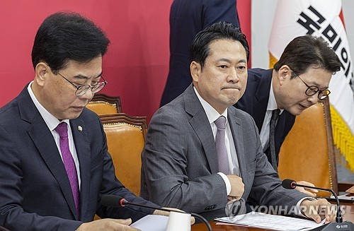 국민의힘 최고위원회의 시작 (서울=연합뉴스) 황광모 기자 = 국민의힘 장동혁 대표와 송언석 원내대표가 4일 국회에서 최고위원회의를 시작하고 있다. 2025.9.4
    hkmpooh@yna.co.kr
(끝)