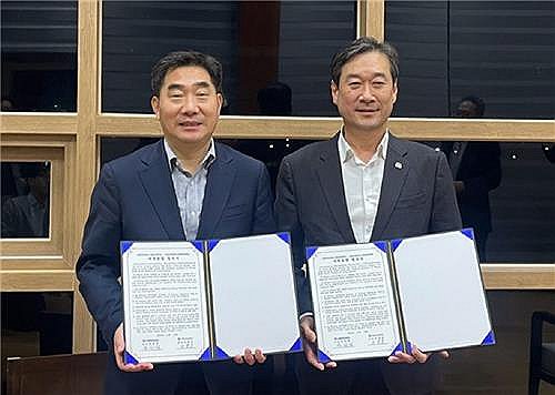 목포대·순천대, 대학 통합·통합 의대 추진 극적 합의 (서울=연합뉴스) 국립 목포대학교와 국립 순천대학교가 전남 지역 숙원인 의과대학 설립을 위해 대학 통합과 통합 의대 추진에 극적으로 합의했다.
    16일 목포대와 순천대에 따르면 송하철 목포대 총장과 이병운 순천대 총장은 지난 15일 저녁 만나 통합 추진 원칙, 로드맵 등에 합의했다. 사진은 기념사진을 찍는 이병운 순천대 총장(왼쪽), 송하철 목포대 총장. 2024.11.16 [목포대학교 제공. 재판매
 및 DB 금지] photo@yna.co.kr